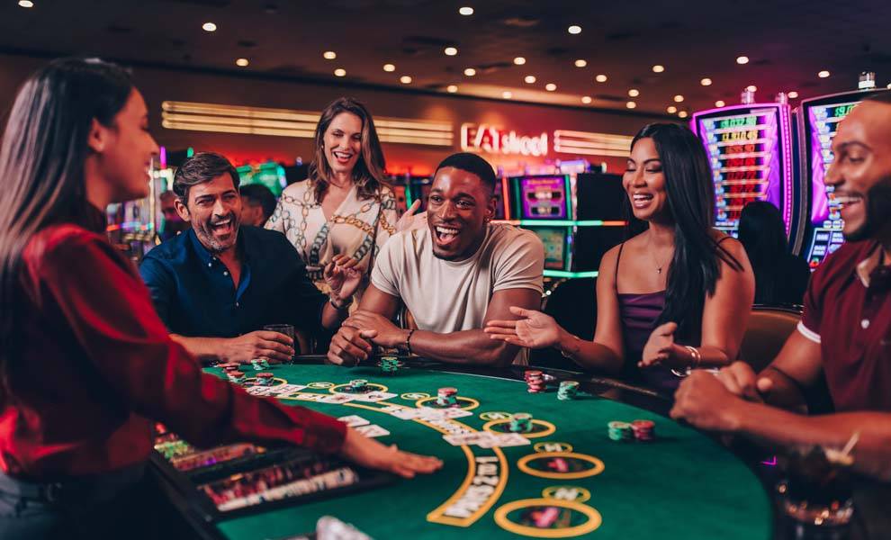 La gente se divierte en el Seminole Classic Casino.