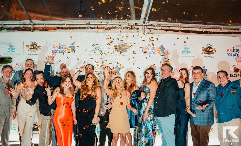 Invitados celebrando la Noche de Amigos 2024.