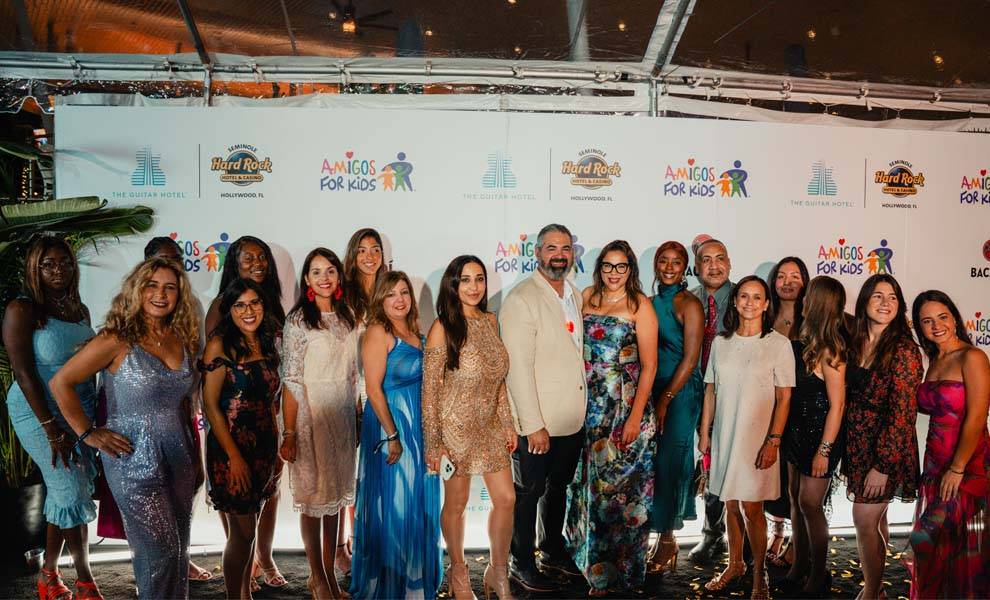 Un grupo diverso de personas se reunió, sonriendo y participando en la Noche de Amigos.