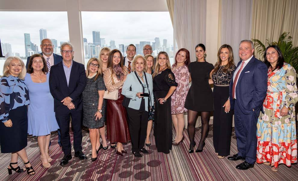 Líderes cubanoamericanos sonriendo y posando juntos en el almuerzo de premios FACE a la Excelencia.