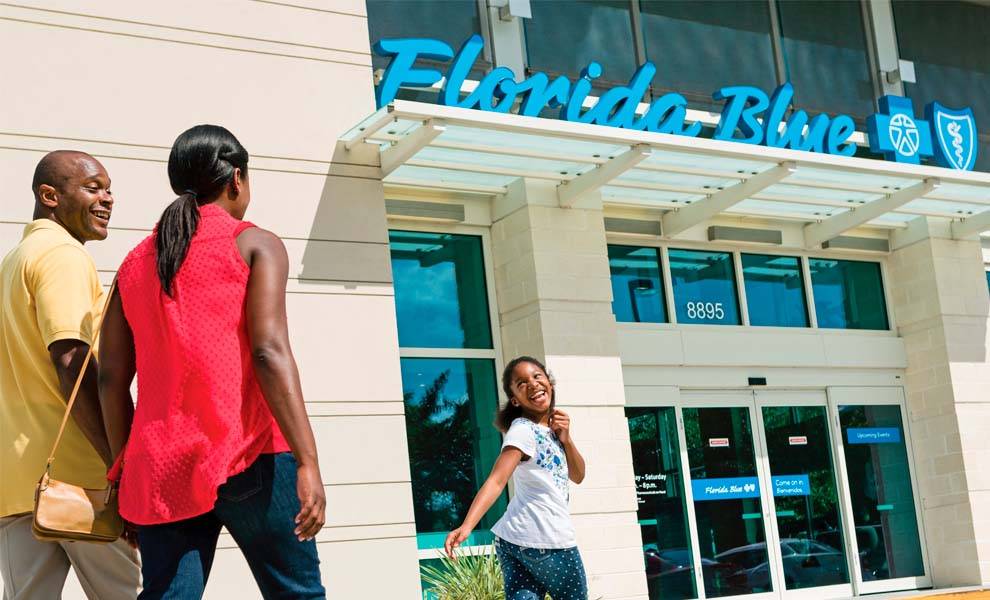 Una familia pasea por una oficina de Florida Blue.