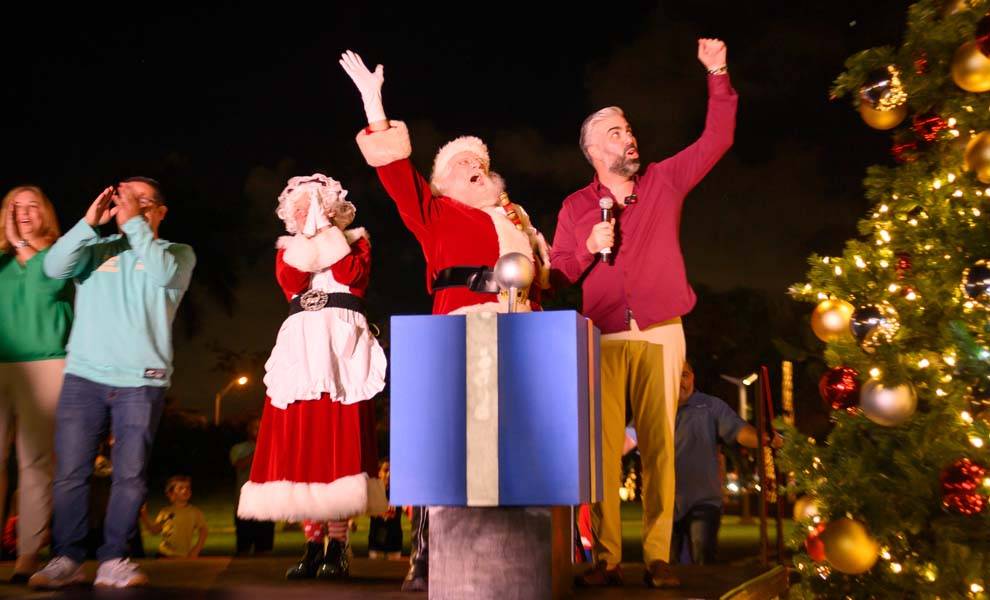 Santa and Mrs. Claus enthusiastically wave at the tree lighting ceremony held by Miami-Dade County Vice Chairman Anthony Rodriguez.
