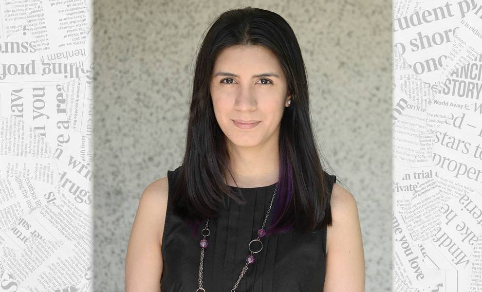 Una mujer con cabello morado vibrante que luce un elegante collar y rezuma confianza e individualidad.