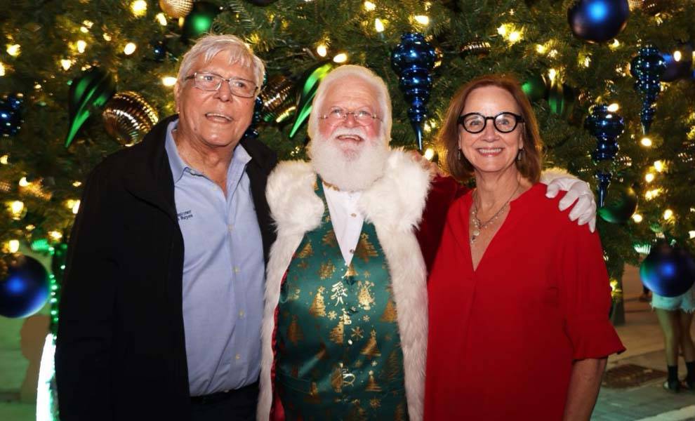 Manolo Reyes y Eileen Higgins posan para una foto con Santa.