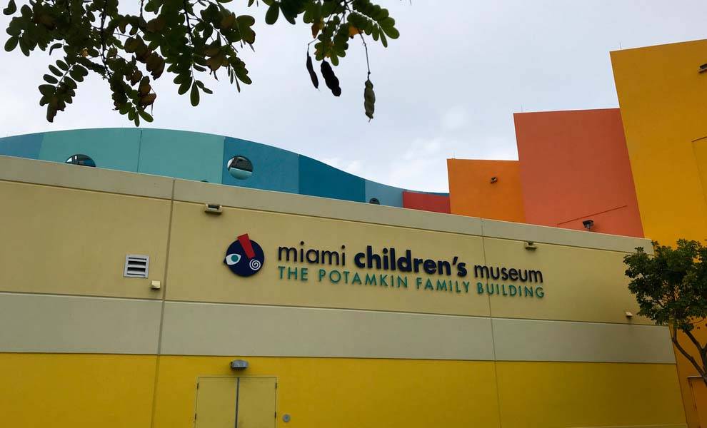 Un exterior vibrante del Museo de los Niños de Miami, que muestra una arquitectura colorida y diseños divertidos para niños.