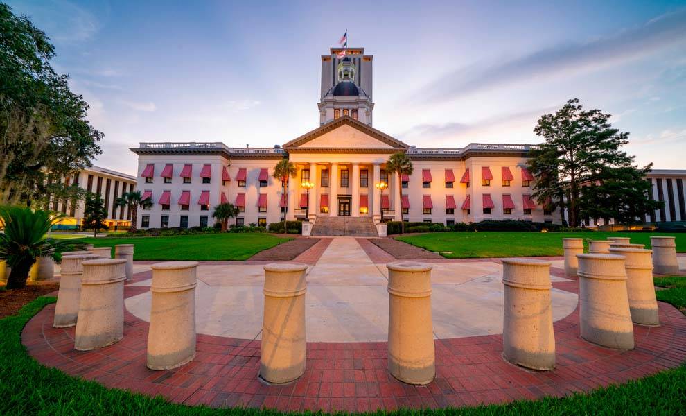 El edificio del Capitolio del Estado de Florida en Tallahassee, mostrando su distintiva arquitectura contra un cielo azul claro.