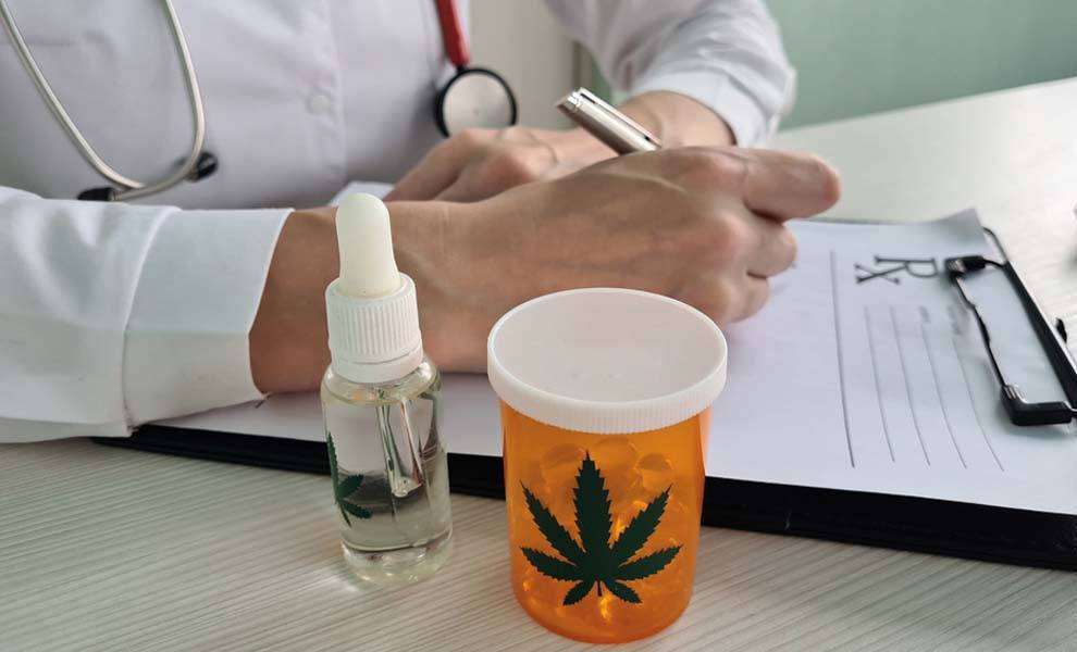 Un médico escribe en un talonario de recetas que presenta una hoja de marihuana, que simboliza el uso de cannabis medicinal.