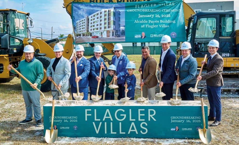 Ceremonia de inauguración de Flager Villas, con dignatarios y equipos de construcción en el lugar.