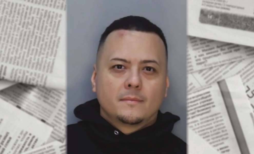 Un hombre con una chaqueta negra se encuentra frente a las páginas de un periódico, leyendo o revisando el contenido.