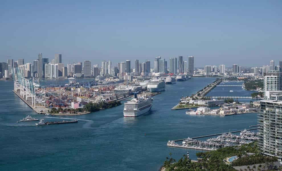 Una vista panorámica del puerto de Miami, que muestra los barcos y el vibrante horizonte de la ciudad desde un punto de observación elevado.