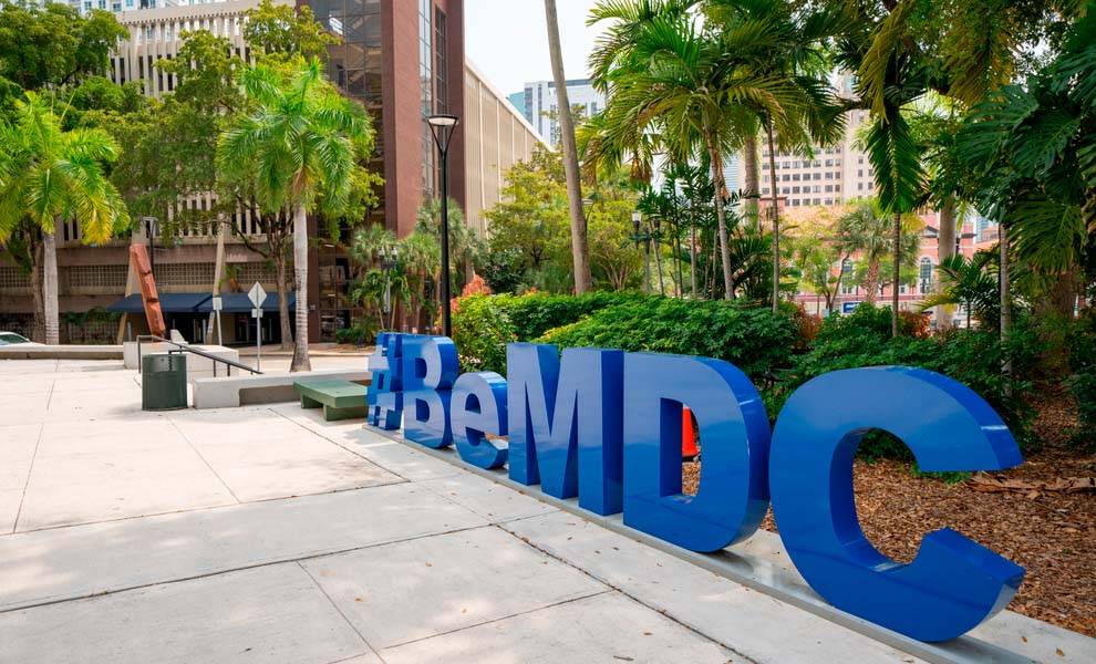 Imagen de bomdc, una nueva aceleradora de startups ubicada en Miami, que fomenta la innovación y el emprendimiento en la región.