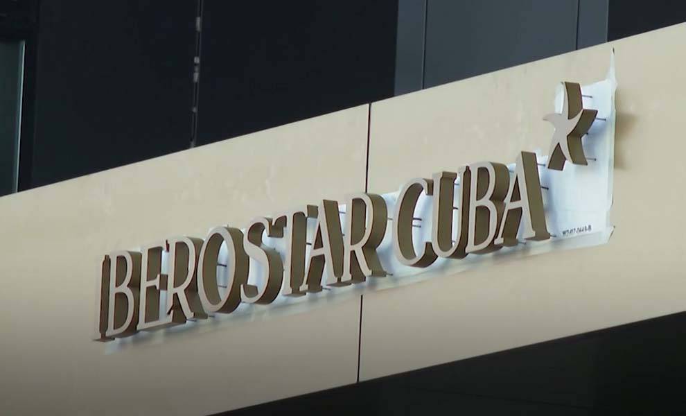 Logotipo de la aerolínea Berrostar Cuba exhibido en la fachada de su sede en La Habana, Cuba, el 30 de octubre de 2019.