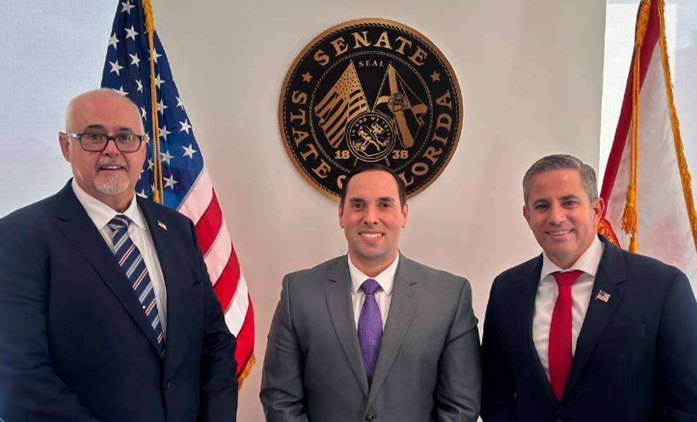 Tres hombres trajeados, uno al lado del otro, exudando profesionalismo y confianza en un ambiente formal.