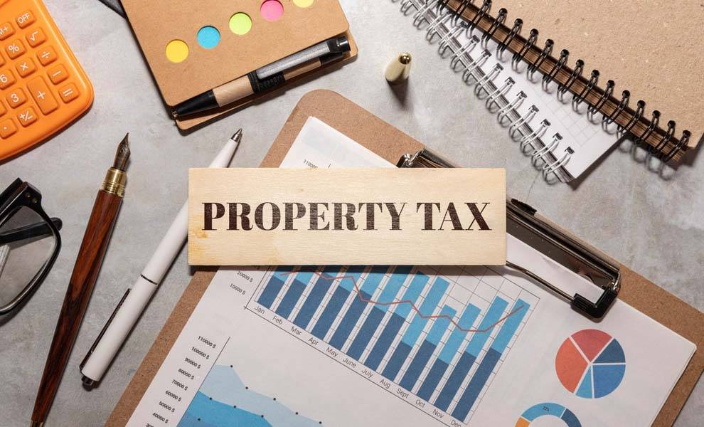 Una representación visual del impuesto a la propiedad, que destaca estadísticas y regulaciones clave que afectan a los propietarios.