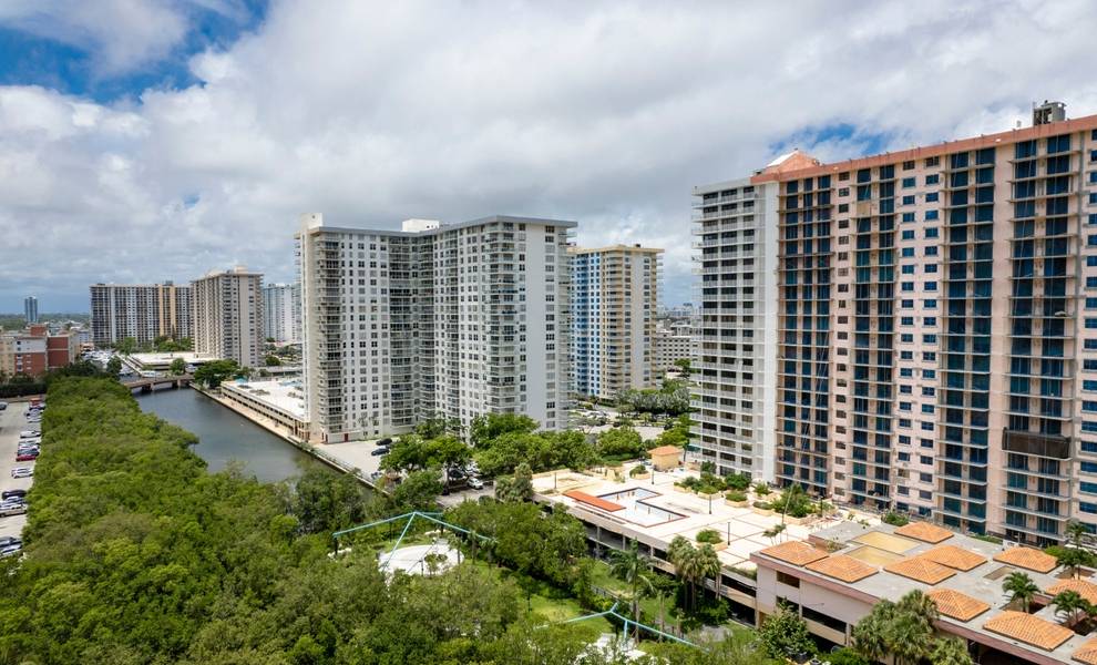 Una vista panorámica desde la azotea de un condominio, que muestra el río y el paisaje urbano circundante de los edificios de Miami.