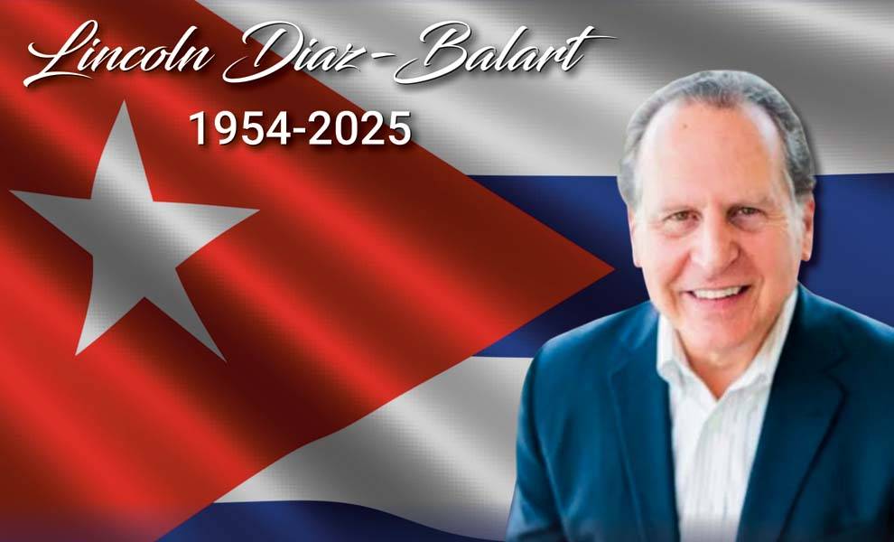 Lincoln Díaz-Balart, congresista del sur de Florida, con una bandera cubana de fondo.