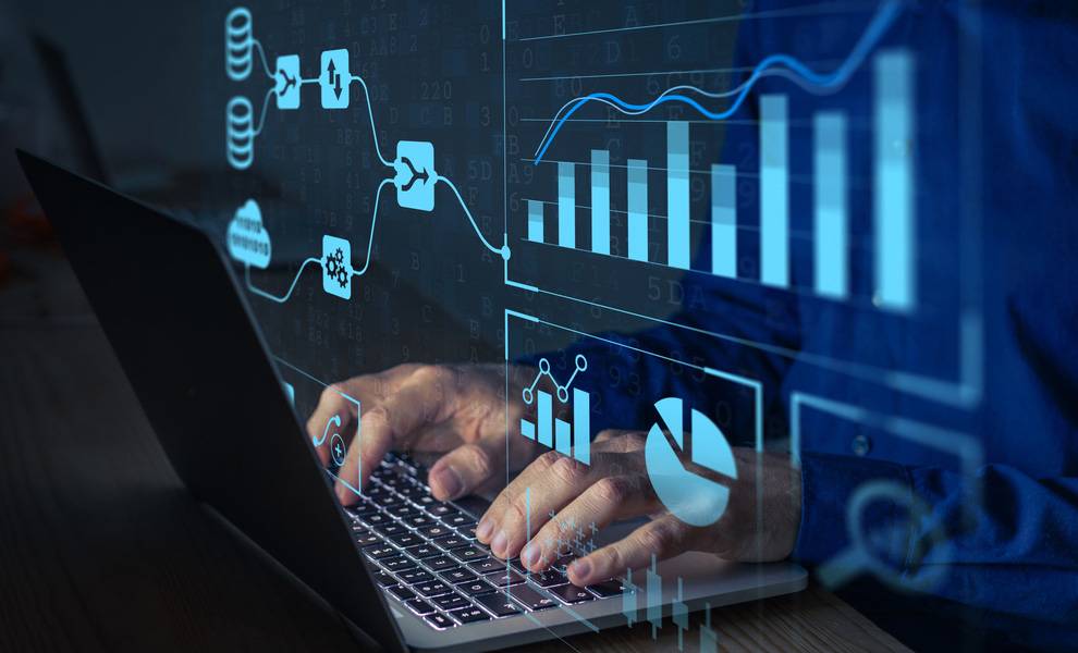 Una persona escribiendo en una computadora portátil, rodeada de gráficos y cuadros mostrados en la pantalla, que indican el trabajo de análisis de bases de datos.