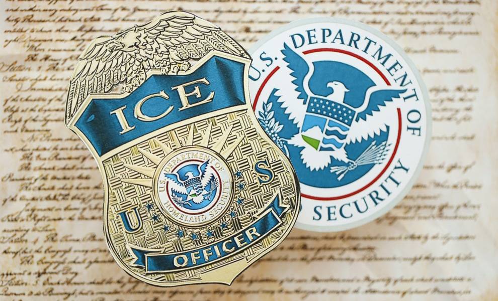 Insignias de ICE y del Departamento de Seguridad Nacional de EE. UU. mostradas juntas sobre un fondo neutral.