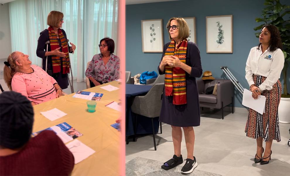 La Comisionada Eileen Higgins en una sala de reuniones realizando una presentación mientras otros escuchan atentamente.