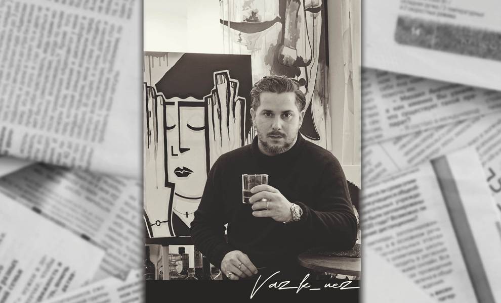 Jerson Ramos está sentado en una mesa, con un vaso de Jack Daniels y un cuadro detrás de él.