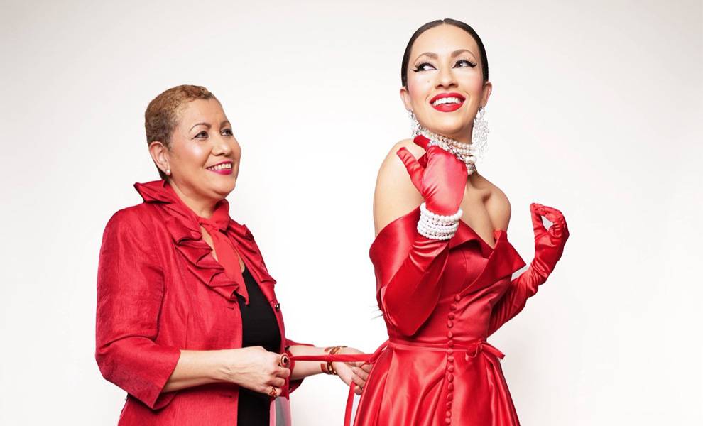 Yli Liriano y su madre Sandra Liriano con hermosos trajes rojos.