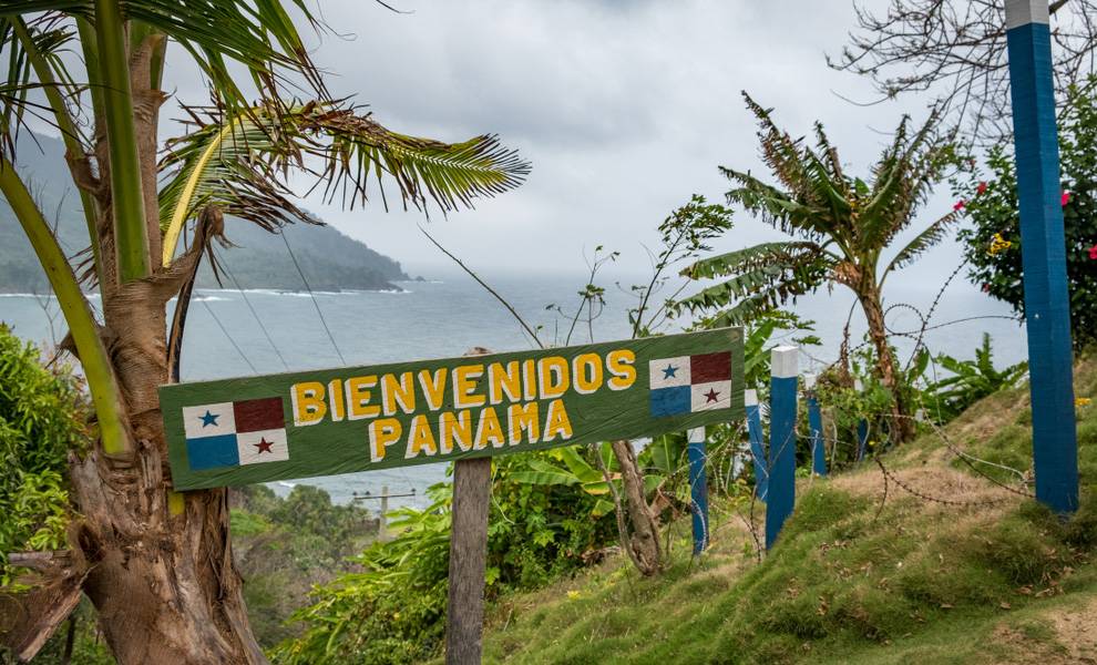Un cartel de bienvenida que muestra "bienvenidos Panamá" en letras grandes sobre un fondo colorido.