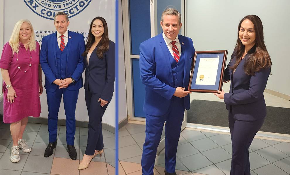 El recaudador de impuestos Dariel Fernández con funcionarios del condado de Miami-Dade.