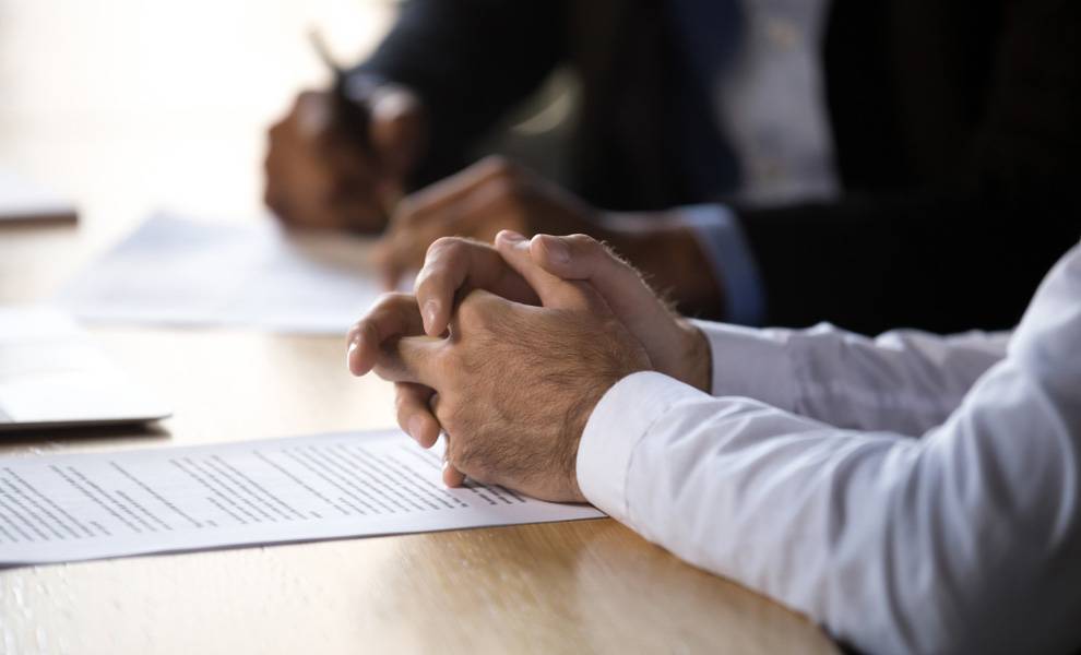 Abogados en Morgan & Morgan discutiendo un caso.