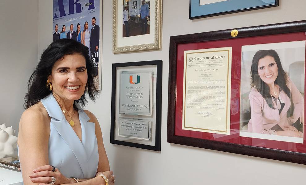 Ana Veiga Milton de pie frente a una pared de certificados.