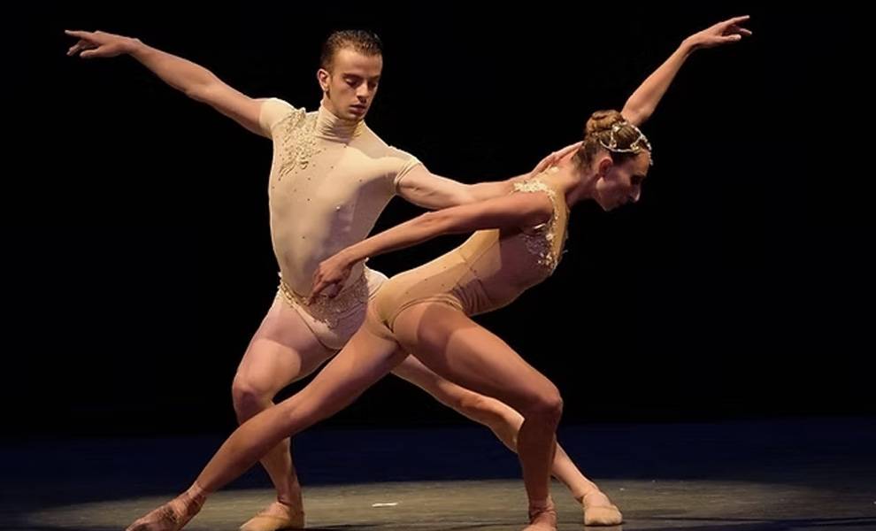 Dos bailarines de ballet con trajes beige en el Festival Internacional de Ballet.