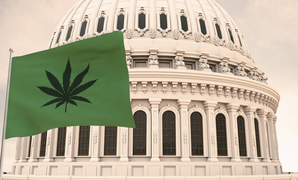 El edificio del Capitolio con una bandera de cannabis en el frente.