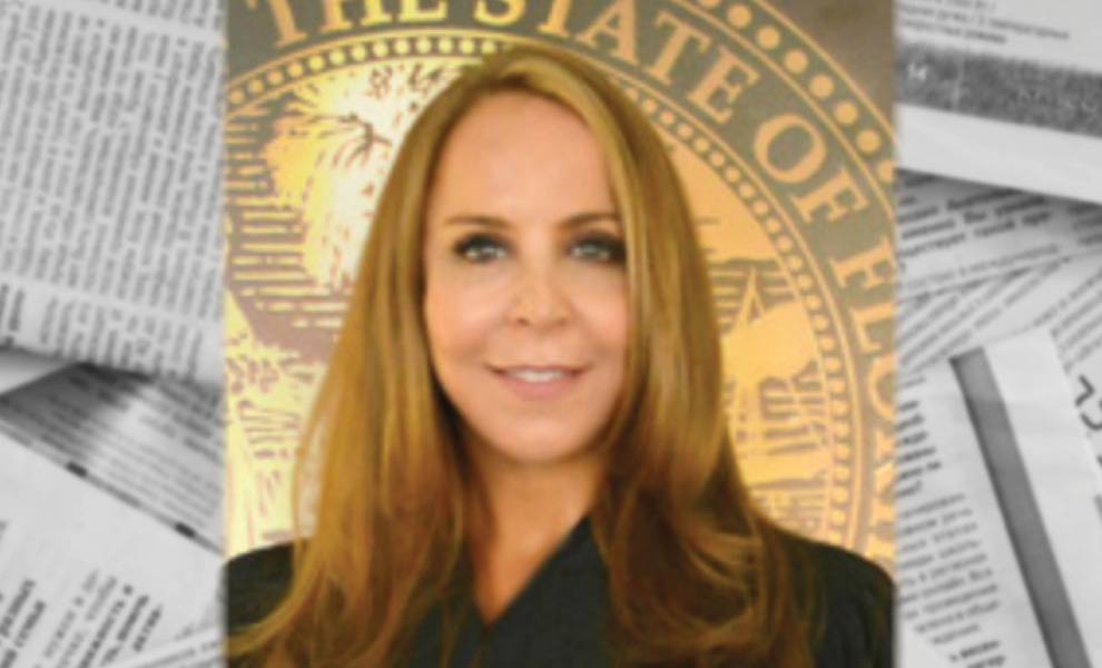La jueza Valerie Manno Schurr con una túnica negra frente al sello del estado de Florida.