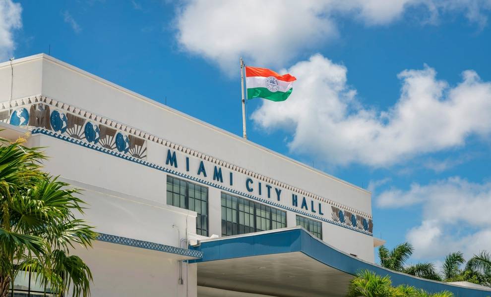 Edificio del Ayuntamiento de Miami con un cielo azul al fondo.
