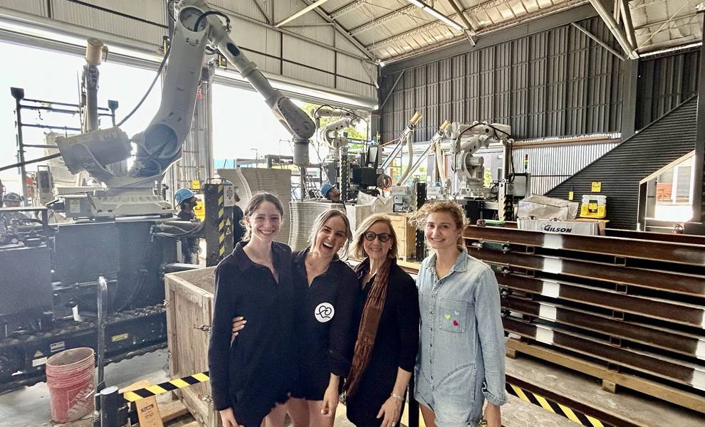 Un grupo de personas con la comisionada Eileen Higgins en Kind Designs.