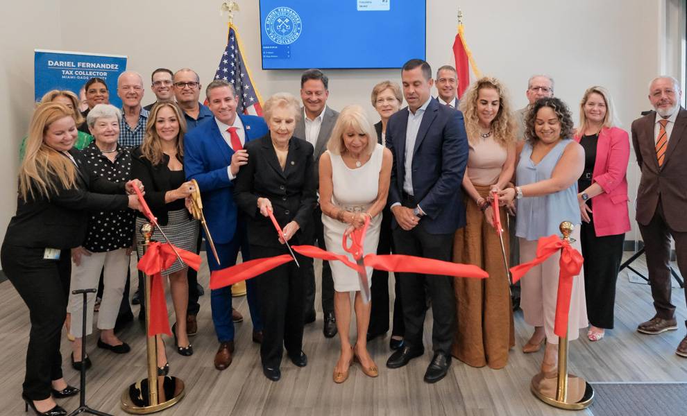 El recaudador de impuestos del condado de Miami-Dade, Dariel Fernandez, corta la cinta en la gran inauguración de la oficina de Coral Gables.