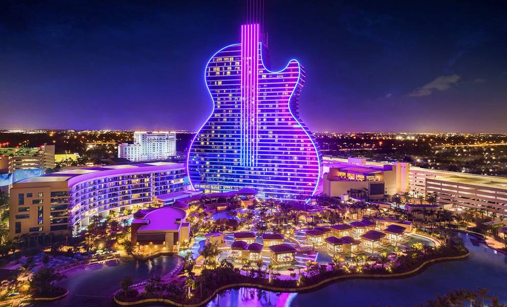 Seminole Hard Rock Guitar Hotel por la noche.