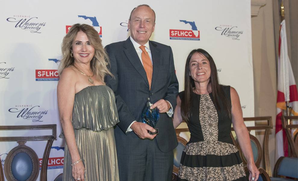 Miembros del SFLHCC sosteniendo un premio Visionario Verde.