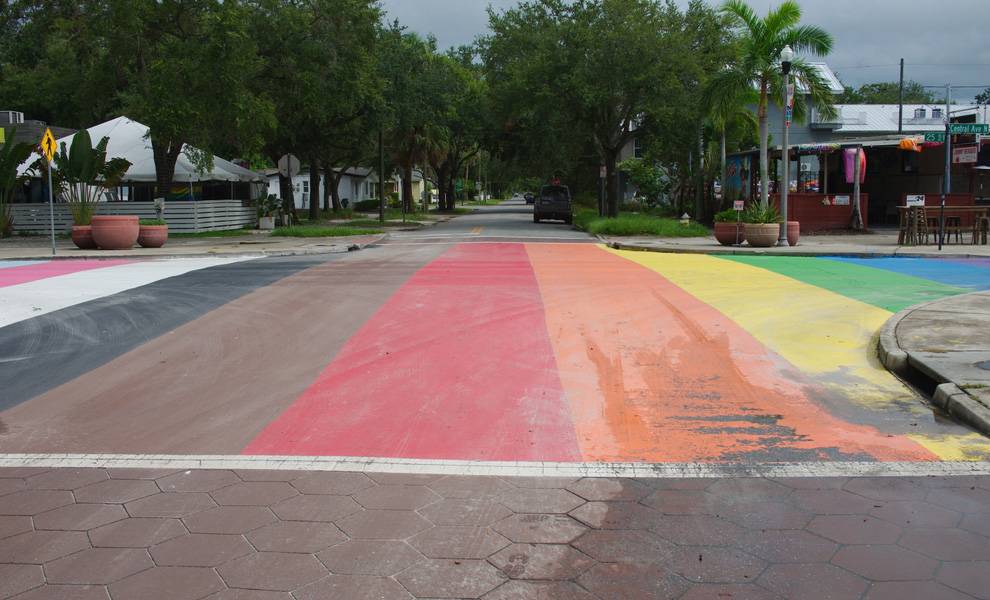 Un gran arcoíris pintado en una calle y un cruce de peatones en Florida.