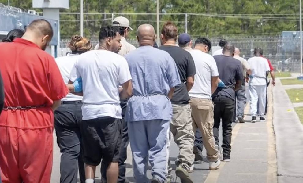 Reclusos hacen fila para ingresar al Depósito de Deportación en las afueras de Jacksonville, Florida.