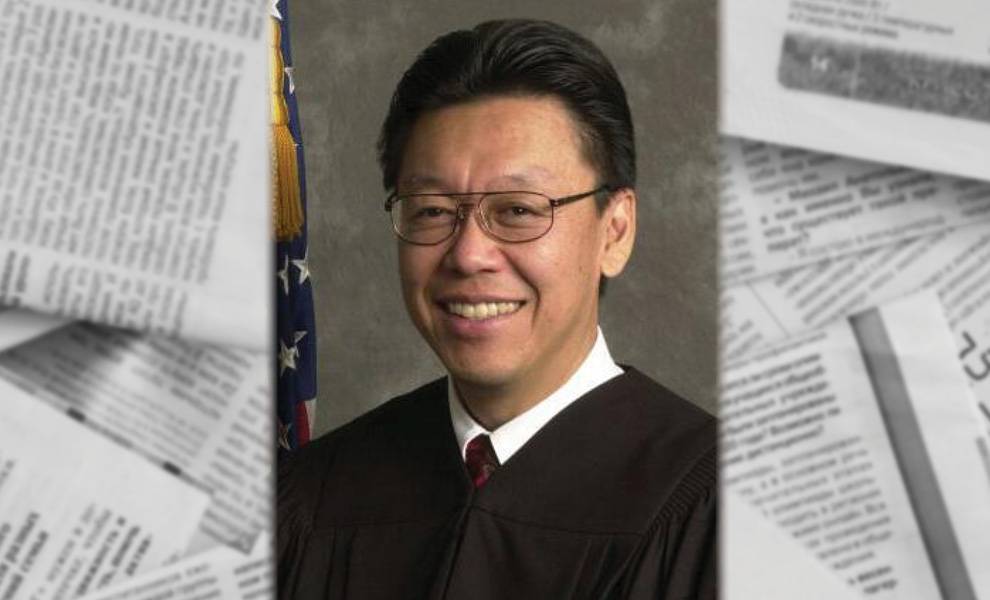 El juez Edward Chen lleva gafas y una toga judicial negra.