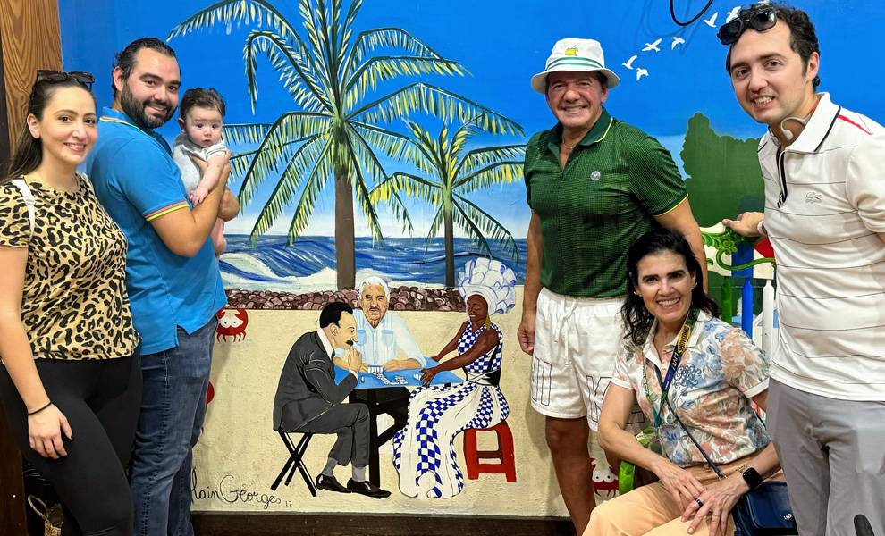 Ana VeigaMilton and family standing in front of a mural at Zoo Miami painted by Alain Georges.