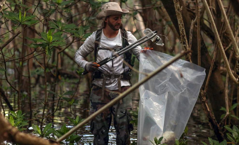 El activista medioambiental de Miami, Andrew Otazo, limpiando la basura en los Everglades.