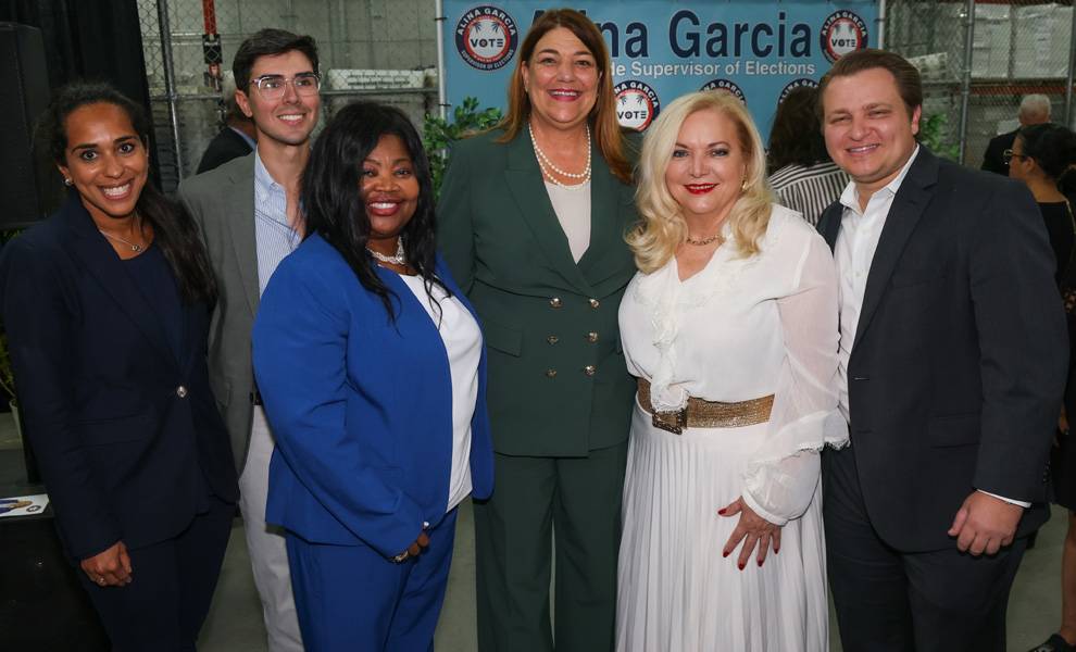 El condado de Miami-Dade presenta su primer informe sobre el estado de las elecciones: Abriendo las puertas a la democracia 1 La supervisora de elecciones del condado de Miami-Dade, Alina Garcia, y su personal, durante el discurso sobre el estado de las elecciones.