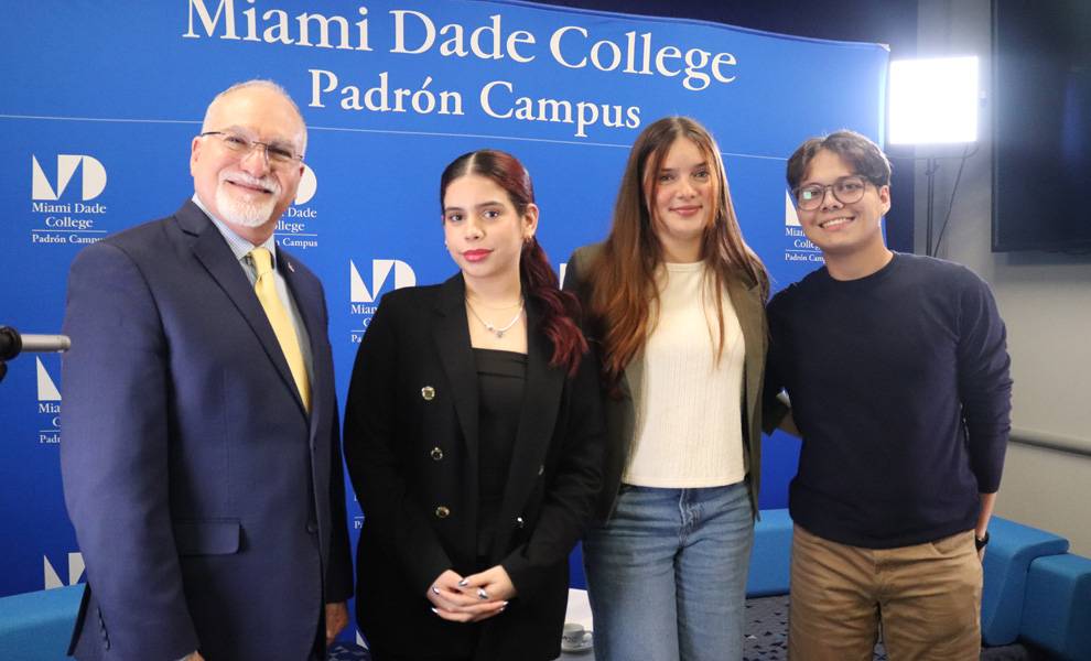 Oscar Loynaz with immigrant students at MDC Padrón.