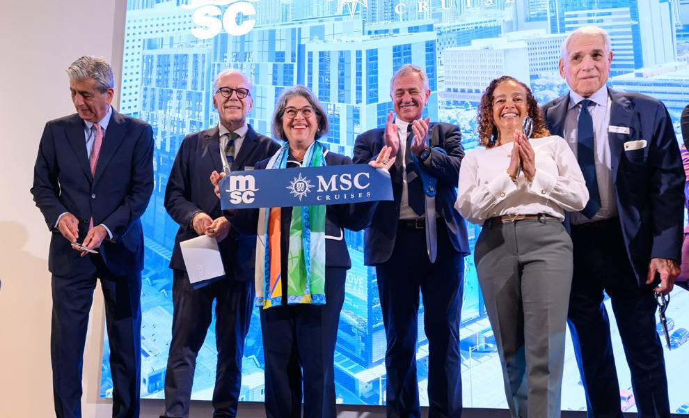 Un grupo de personas, entre ellas la alcaldesa de Miami, Daniella Levine Cava, celebrando la inauguración de las oficinas de MSC Cruises.