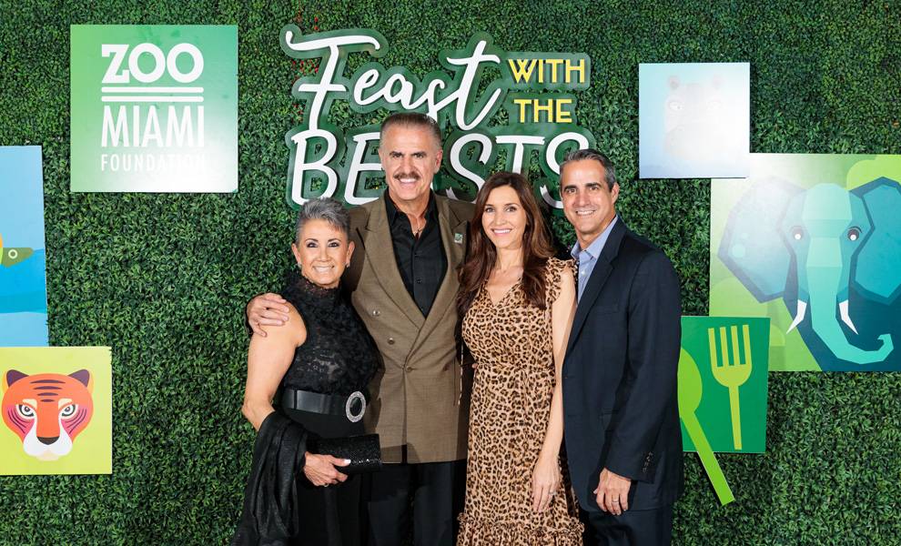 Ron Magill del zoológico de Miami y los invitados que asistieron al evento "Feast with the Beasts".