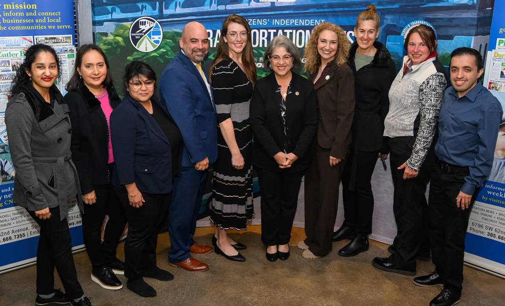 Programa de Embajadores del CITT: Los usuarios del transporte público de Miami-Dade convierten sus comentarios en cambios reales 1 Nueve adultos posan uno al lado del otro para una foto grupal en el evento del CITT.