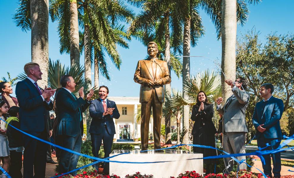 Varias personas se reunieron para develar la nueva estatua de bronce del presidente Ronald Reagan en la FIU.
