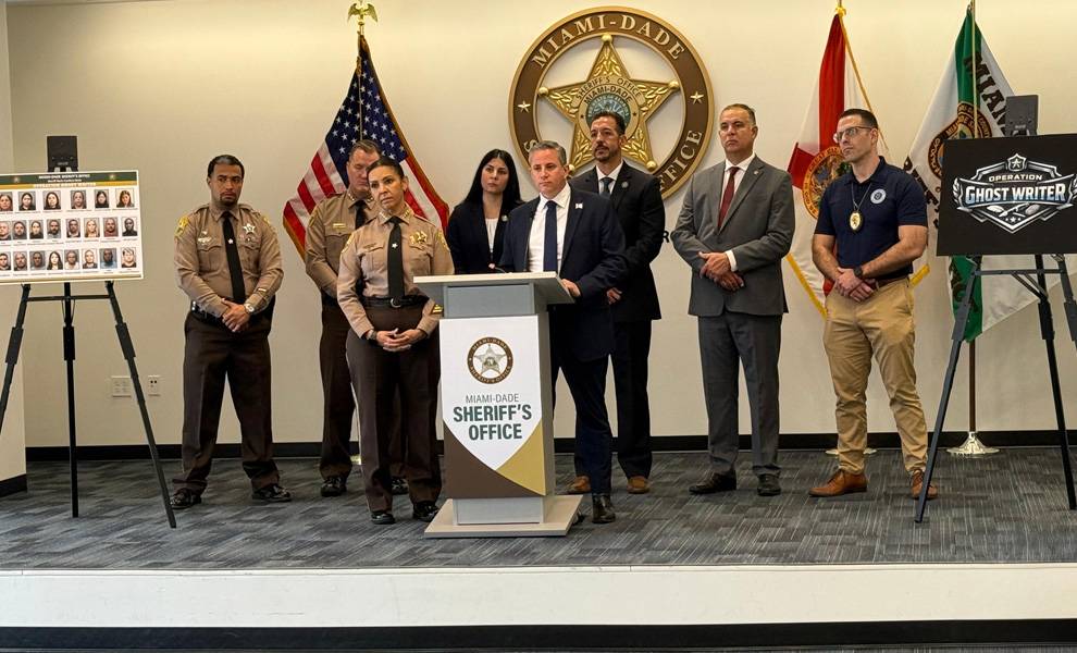 El recaudador de impuestos de Miami-Dade, Dariel Fernandez, y otros funcionarios de la ciudad hablan sobre la Operación Escritor Fantasma.