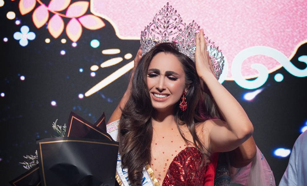 Fabiana Petruzzi, coronada Miss Carnaval Miami 2026: Una nueva voz para el liderazgo en el condado de Miami-Dade 1 Una recién coronada ganadora del concurso Miss Carnaval con un vestido rojo de lentejuelas reacciona emocionalmente en el escenario mientras se ajusta su corona adornada con joyas.